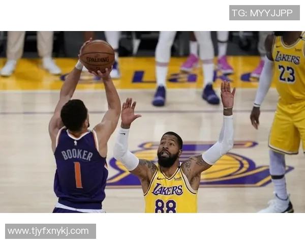 太阳队与湖人队的布克对决引发的篮球激情与战术较量解析