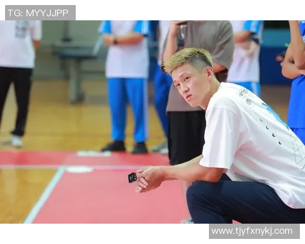 任骏飞领衔球队奋战新赛季展现篮球风采与拼搏精神的精彩瞬间